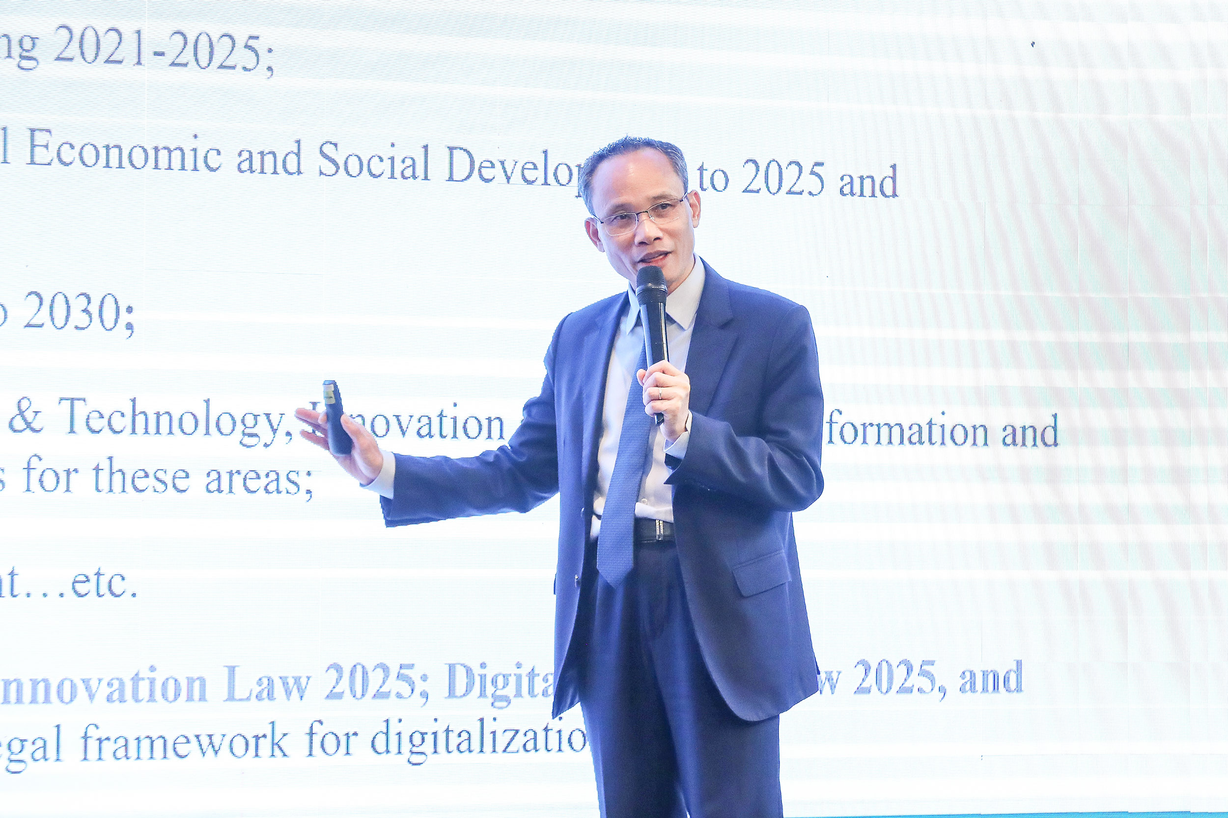 TS. Cấn Văn Lực, Chuyên gia kinh tế trưởng BIDV, thành viên Hội đồng Tư vấn Chính sách của Thủ tướng Chính phủ