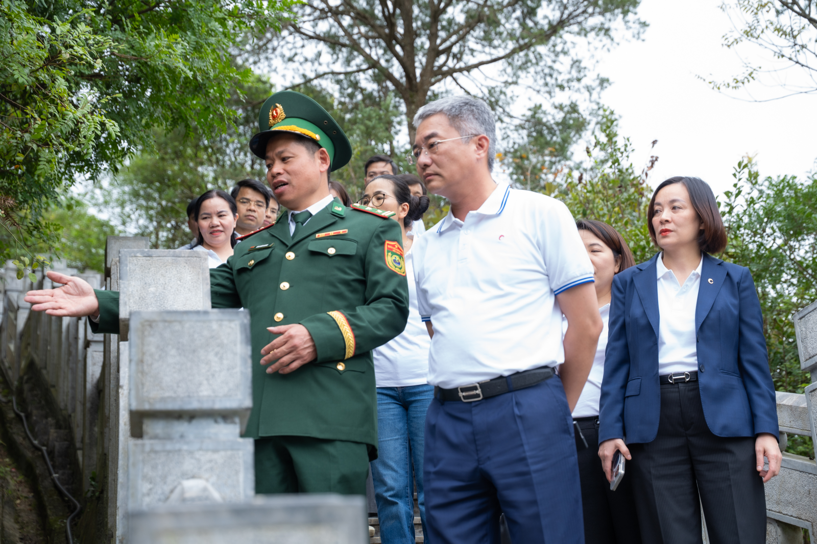 Trung tá Kim Xuân Giang – Đồn trưởng Đồn Biên phòng Lũng Cú cùng Ban lãnh đạo Co-opBank tại Cột cờ quốc gia Lũng Cú