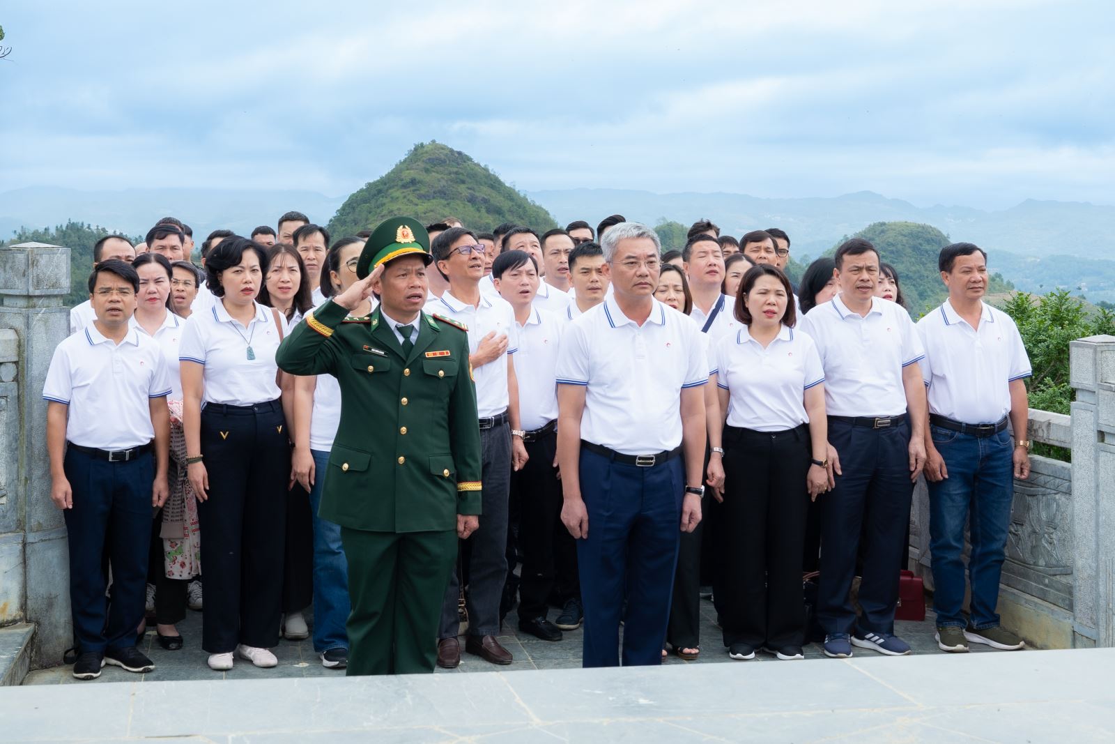 Đoàn công tác Co-opBank cùng cán bộ, chiến sĩ Đồn Biên phòng Lũng Cú và nhân dân trong buổi Lễ chào cờ tại Cột cờ quốc gia Lũng Cú