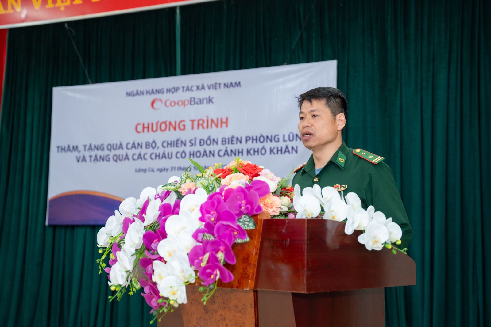 Trung tá Kim Xuân Giang – Đồn trưởng Đồn Biên phòng Lũng Cú bày tỏ xúc động và cảm ơn sự quan tâm, hỗ trợ của Co-opBank dành cho cán bộ, chiến sĩ nơi biên cương Tổ quốc