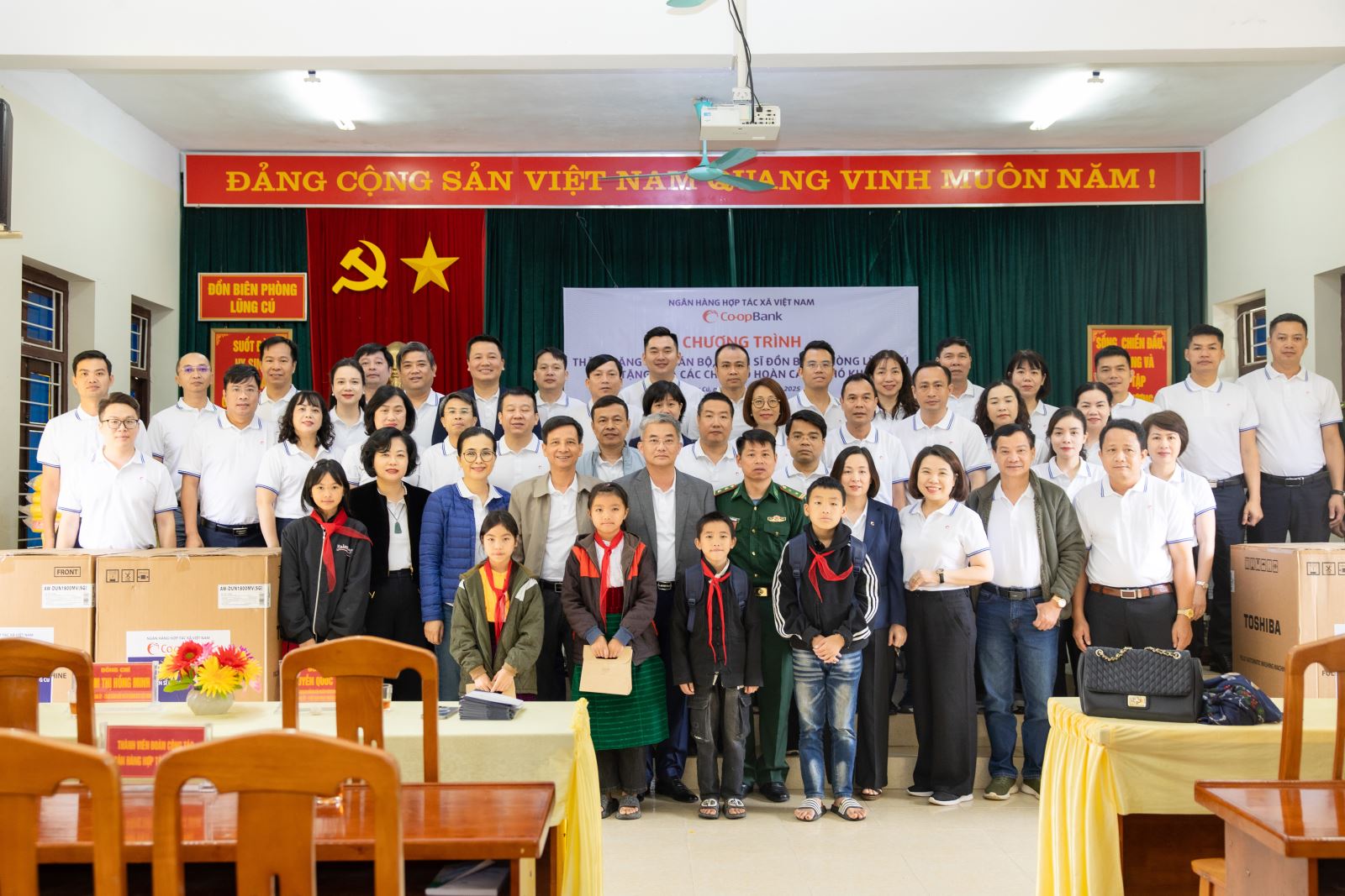 Đoàn công tác Co-opBank trao tặng những phần quà có ý nghĩa thiết thực cho Đồn Biên phòng Lũng Cú