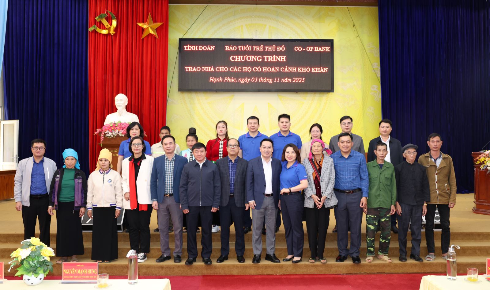 Đoàn công tác chụp ảnh lưu niệm cùng các hộ gia đình tham dự chương trình