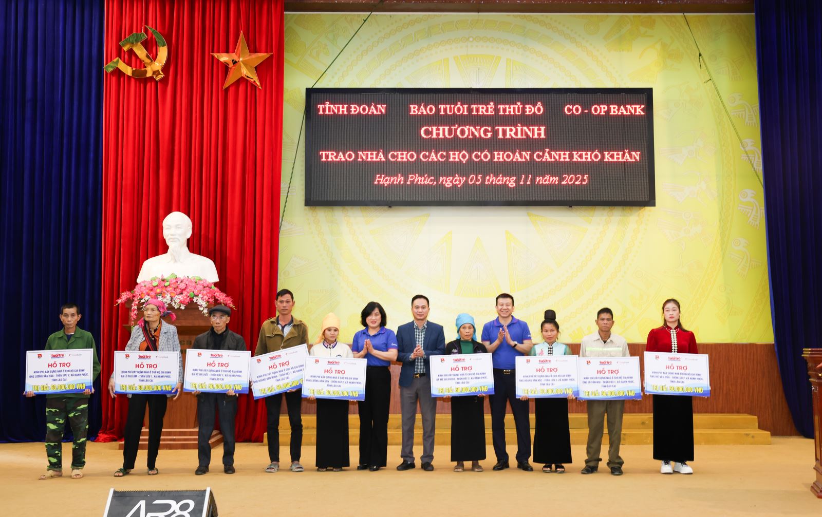 Đại diện đoàn công tác trao bảng hỗ trợ kinh phí xây sửa nhà tới các hộ gia đình khó khăn