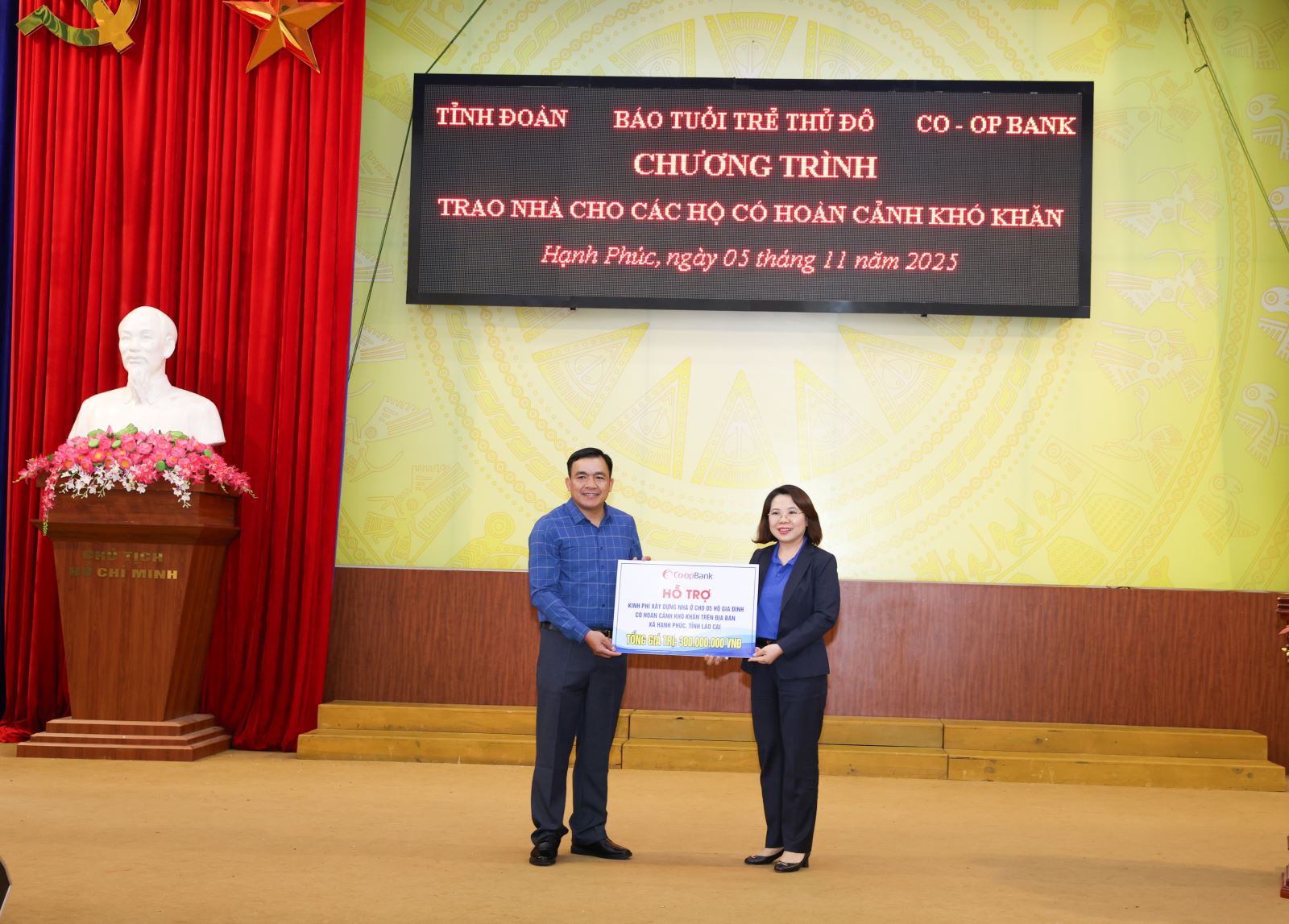 Đồng chí Đặng Mai Phương - Thành viên Hội đồng quản trị, Chủ tịch Công đoàn đã đại diện Co-opBank trao hỗ trợ tới đại diện xã Hạnh Phúc