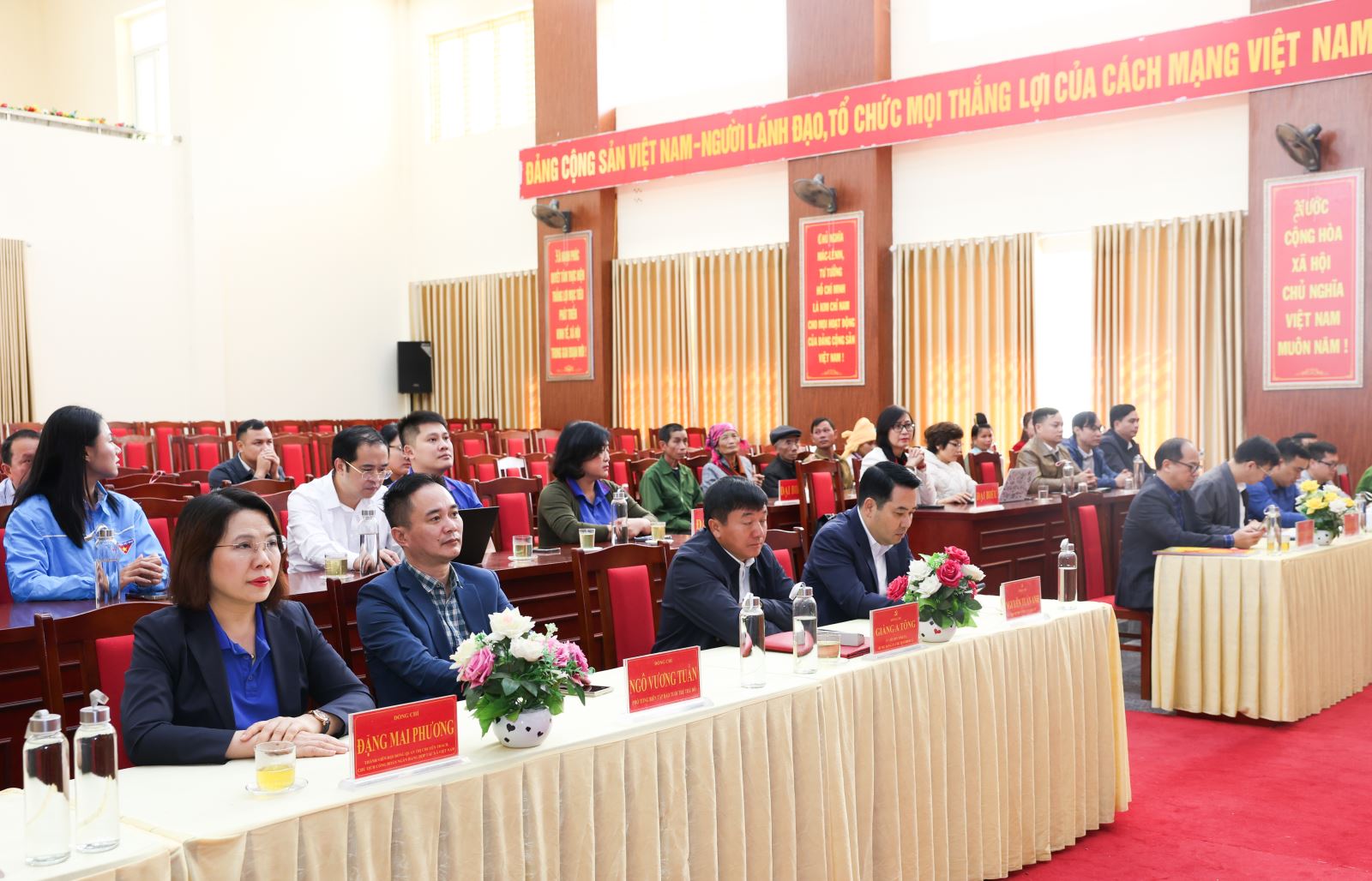 Đồng chí Nguyễn Tuấn Anh - Phó Bí thư Tỉnh ủy Lào Cai cùng các đại biểu và hộ gia đình tham dự chương trình.