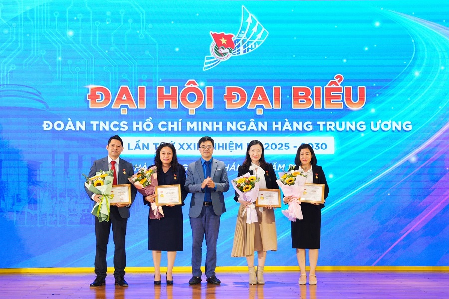 Trao Kỷ niệm chương “Vì thế hệ trẻ” của Trung ương Đoàn TNCS Hồ Chí Minh tặng các đồng chí có nhiều đóng góp trong công tác Đoàn và phong trào thanh niên tại Đại hội