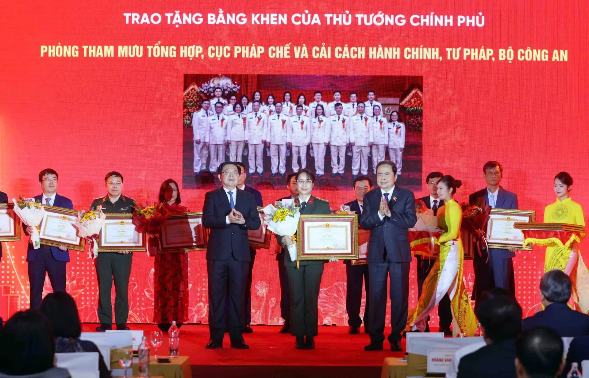 Chủ tịch Quốc hội Trần Thanh Mẫn trao Bằng khen của Thủ tướng Chính phủ cho các tập thể, cá nhân có thành tích xuất sắc trong công tác xây dựng và thi hành pháp luật.