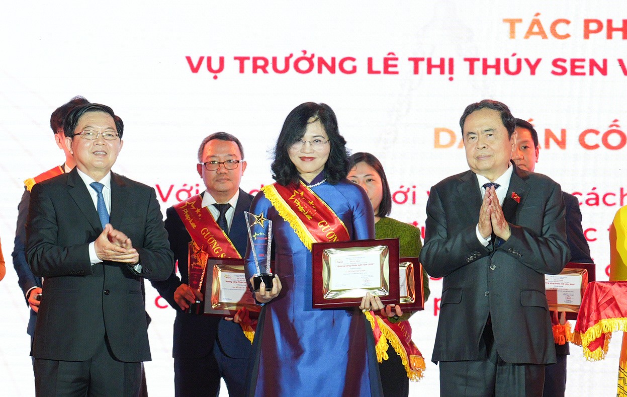 Bà Lê Thị Thúy Sen, Tổng biên Tập Thời báo Ngân hàng là một trong số những cá nhân tiêu biểu được vinh danh là “Gương sáng Pháp luật” lần thứ III