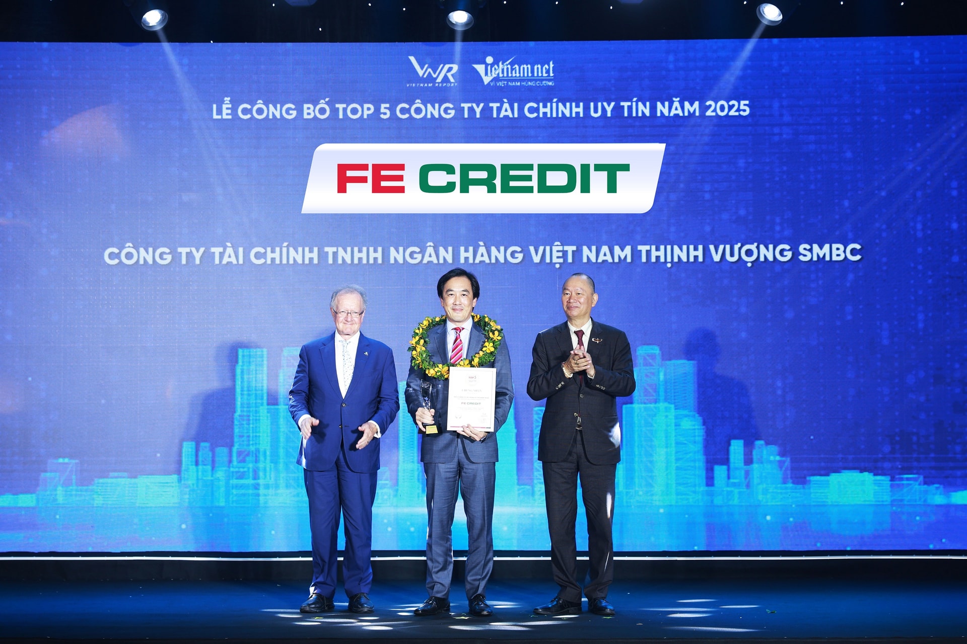 FE CREDIT nhận giải thưởng Top 5 Công ty Uy tín ngành Tài chính năm 2025 (nhóm Công ty Tài chính) từ Vietnam Report. Ảnh: FE CREDIT