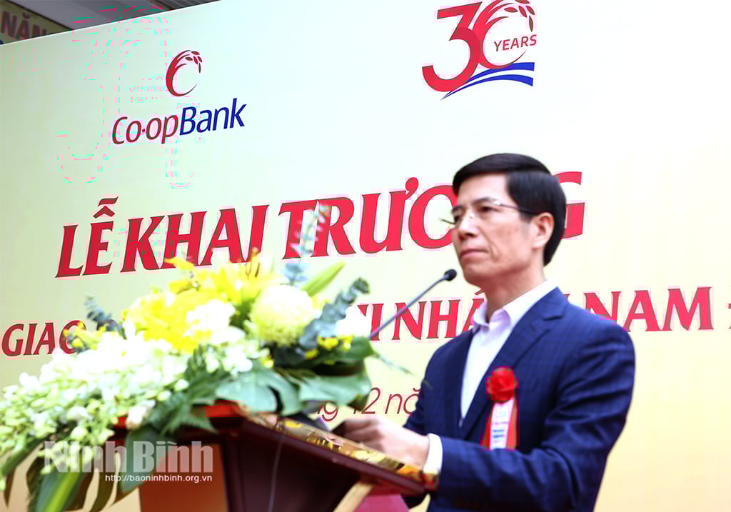 Đại diện lãnh đạo Ngân hàng Nhà nước Khu vực 7 phát biểu tại Lễ khai trương.