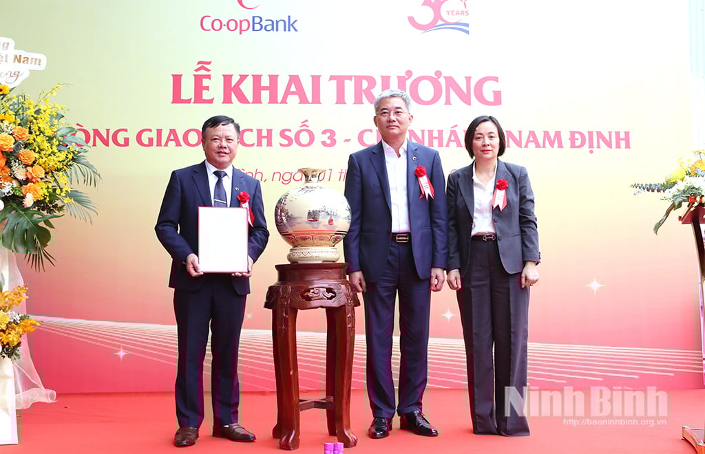Lãnh đạo Ngân hàng Hợp tác xã Việt Nam trao Quyết định thành lập Phòng giao dịch số 3 - Chi nhánh Ngân hàng Hợp tác xã Nam Định.