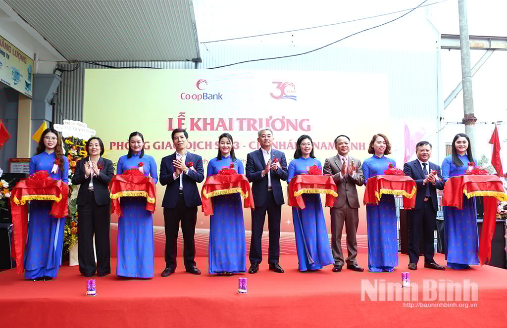 Các đại biểu cắt băng khai trương Phòng giao dịch số 3, Ngân hàng Hợp tác xã Việt Nam Chi nhánh Nam Định.