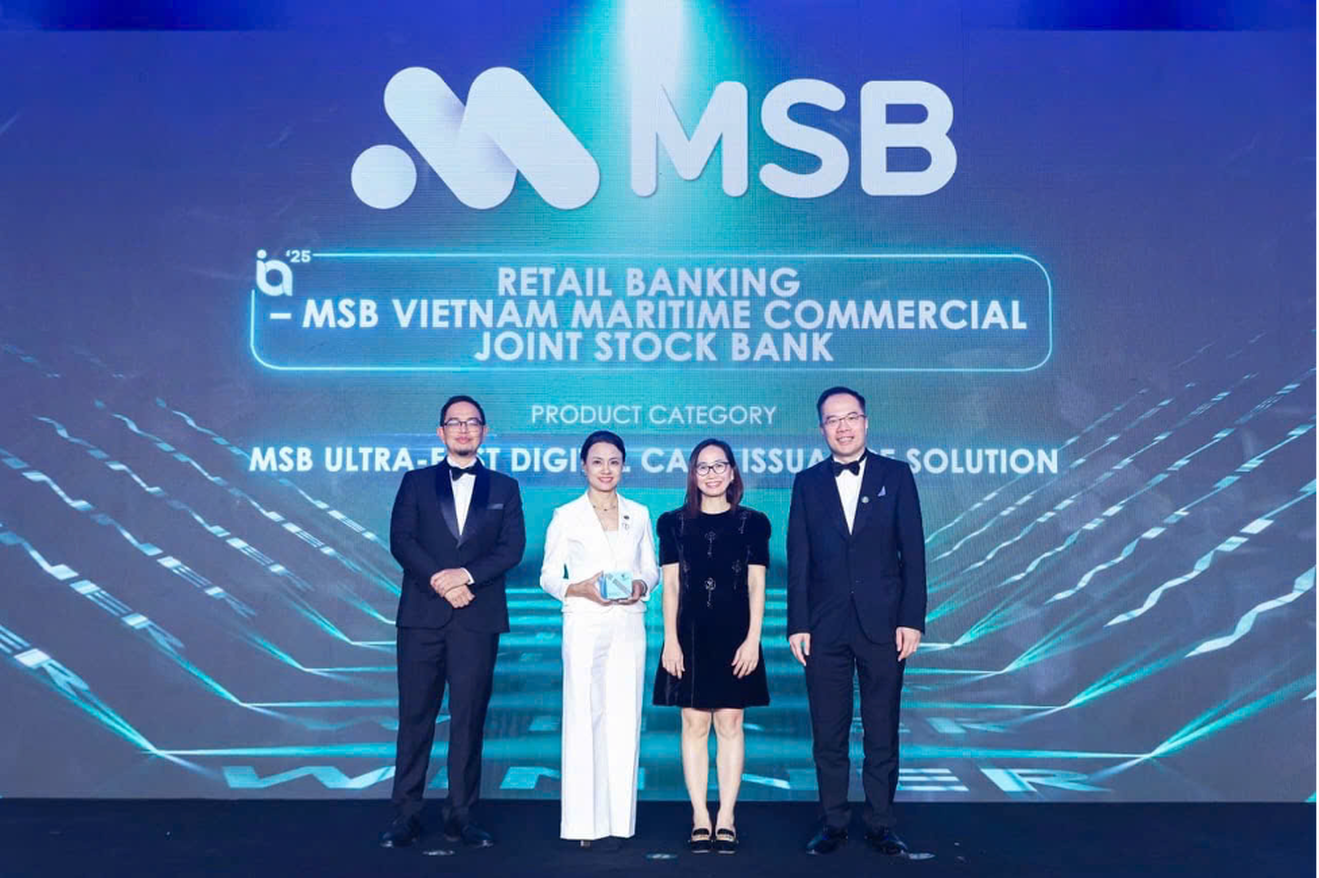 Bà Nguyễn Thị Mỹ Hạnh – Phó Tổng Giám đốc kiêm Tổng Giám đốc Ngân hàng Bán lẻ MSB đại diện nhận giải thưởng (Ảnh: BTC)