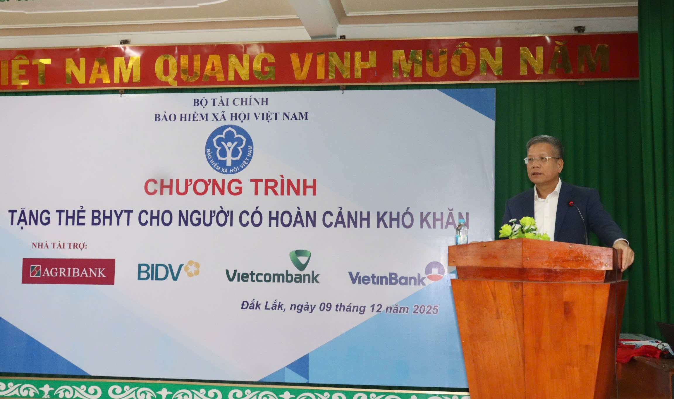 Ông Trần Đình Liệu - Phó Giám đốc BHXH Việt Nam phát biểu tại Lễ trao tặng thẻ BHYT cho người dân tại Đắk Lắk