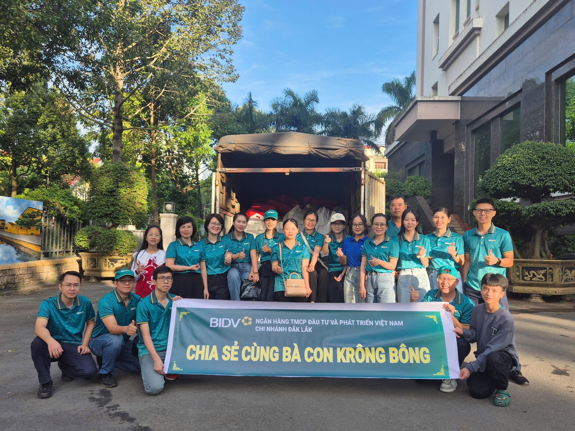 Đoàn thiện nguyện BIDV Đắk Lắk đã có mặt kịp thời hỗ trợ người dân