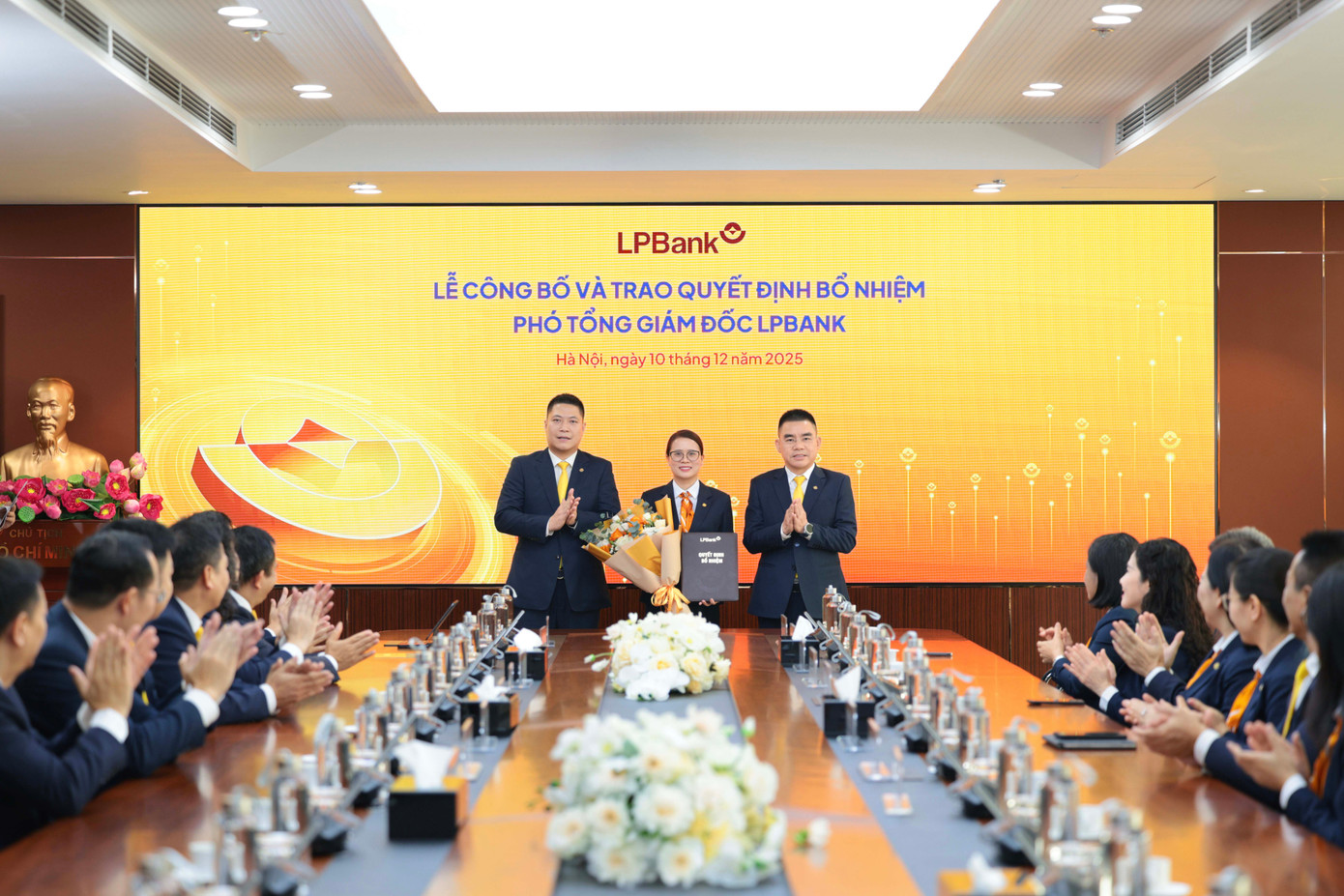 Ông Hồ Nam Tiến (phải) – Phó Chủ tịch thường trực HĐQT trao quyết định bổ nhiệm, ông Nguyễn Văn Thùy (trái) – Phó chủ tịch HĐQT trao hoa chúc mừng cho bà Kiều Anh