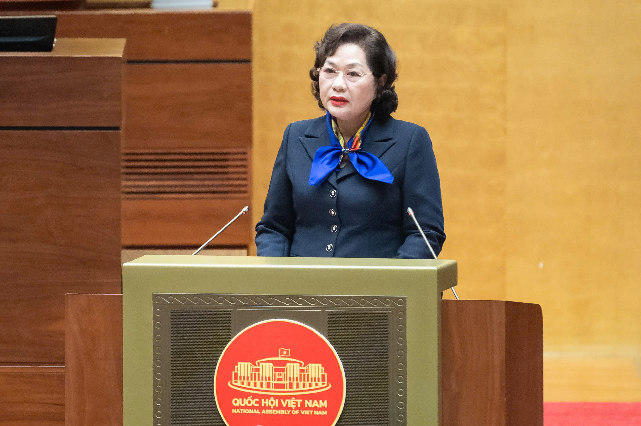 Thống đốc Ngân hàng Nhà nước Việt Nam Nguyễn Thị Hồng trình bày Báo cáo tóm tắt tiếp thu, chỉnh lý, giải trình dự thảo Luật Bảo hiểm tiền gửi (sửa đổi)