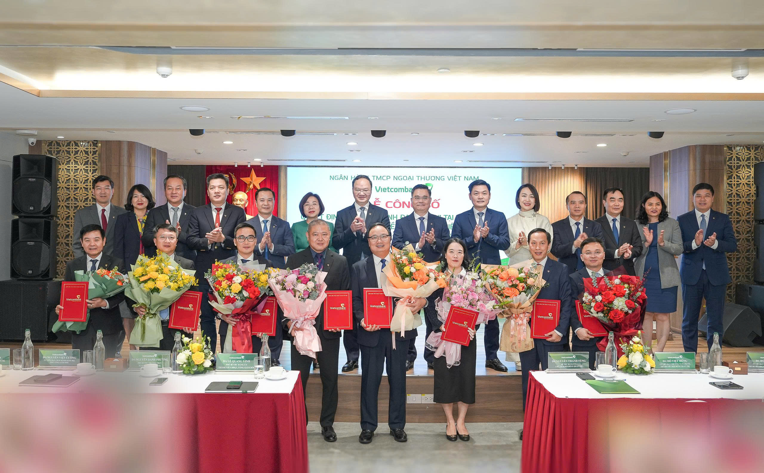 Đại diện Ban lãnh đạo Vietcombank chụp ảnh lưu niệm cùng các nhân sự lãnh đạo TSC và chi nhánh vừa được chỉ định, điều động, bổ nhiệm