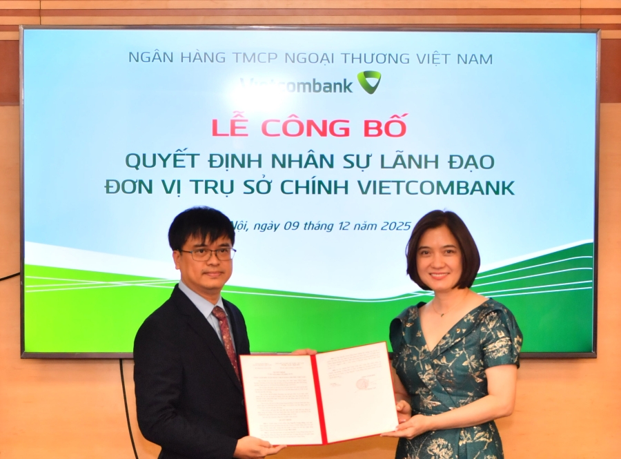 Bà Phùng Nguyễn Hải Yến - Phó Tổng Giám đốc Vietcombank trao quyết định cho ông Nguyễn Trọng Dũng - tân Phó Giám đốc Trung tâm Kỹ thuật và Khoa học Dữ liệu Vietcombank