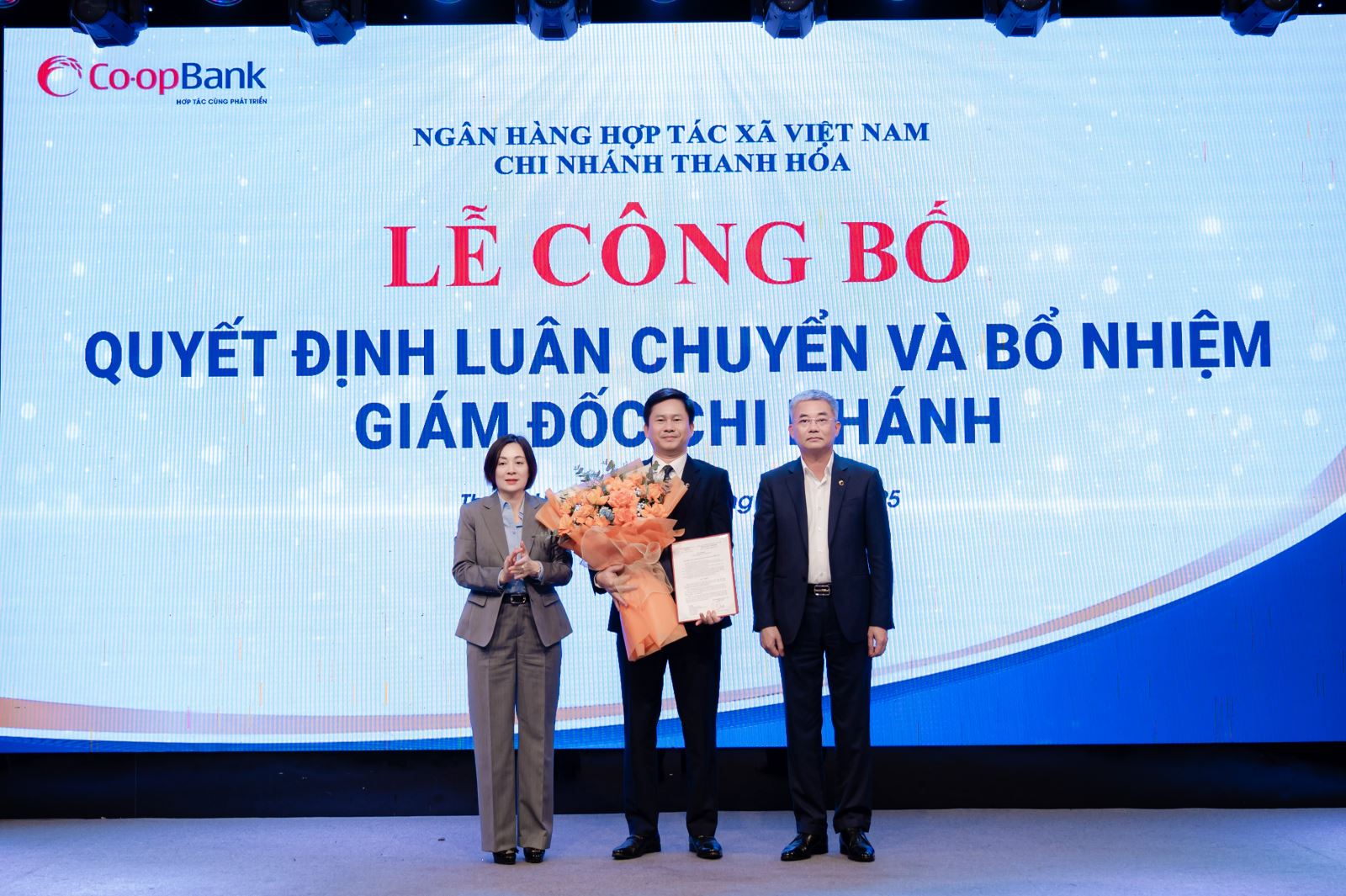 Ông Nguyễn Quốc Cường - Chủ tịch HĐQT Co-opBank và Bà Phạm Thị Hồng Minh - Tổng Giám đốc Co-opBank trao Quyết định và tặng hoa chúc mừng ông Trần Ngọc Thái - Giám đốc Co-opBank Chi nhánh Nghệ An được điều động, luân chuyển giữ chức vụ Giám đốc Co-opBank Chi nhánh Thanh Hoá