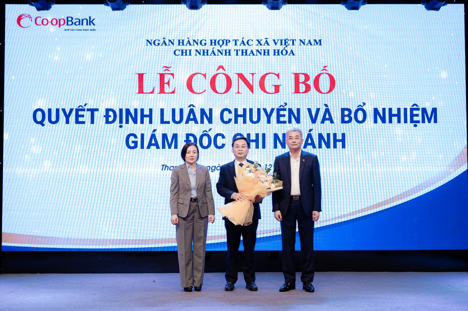 Ông Nguyễn Quốc Cường - Chủ tịch HĐQT Co-opBank và Bà Phạm Thị Hồng Minh - Tổng Giám đốc Co-opBank trao Quyết định và tặng hoa chúc mừng ông Trịnh Huy Thành - Giám đốc Co-opBank Chi nhánh Thanh Hoá được điều động, luân chuyển giữ chức vụ Giám đốc Co-opBank Chi nhánh Sở Giao dịch