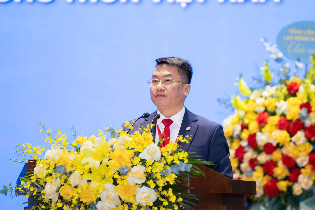 Đồng chí Nguyễn Văn Chắt, Trưởng Ban Tài chính Kế toán, Ủy viên Ban Chấp hành Công đoàn Agribank thông qua Quy chế làm việc và Chương trình làm việc của Đại hội