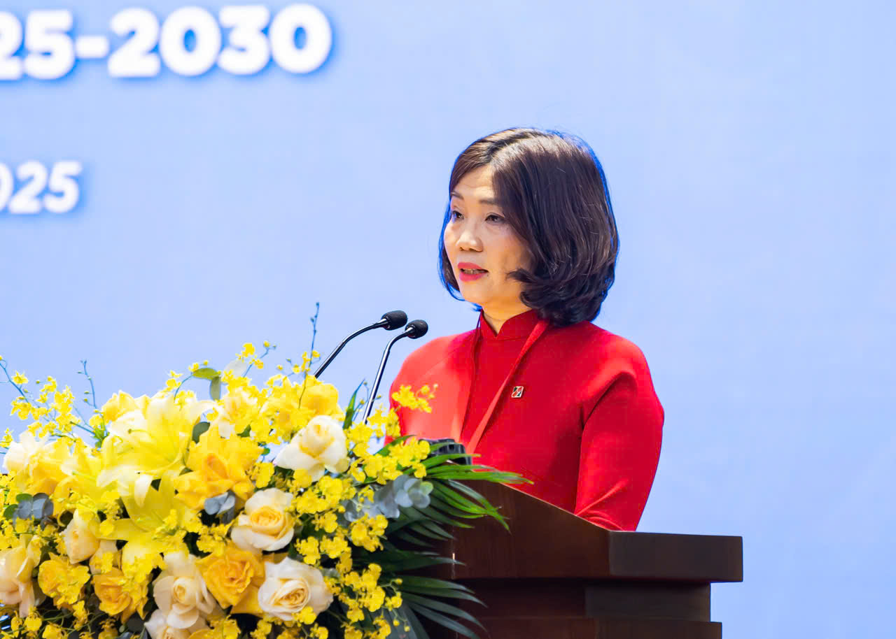 Đồng chí Từ Thị Kim Thanh, Thành viên Hội đồng thành viên, Chủ tịch Công đoàn Agribank phát biểu khai mạc Đại hội