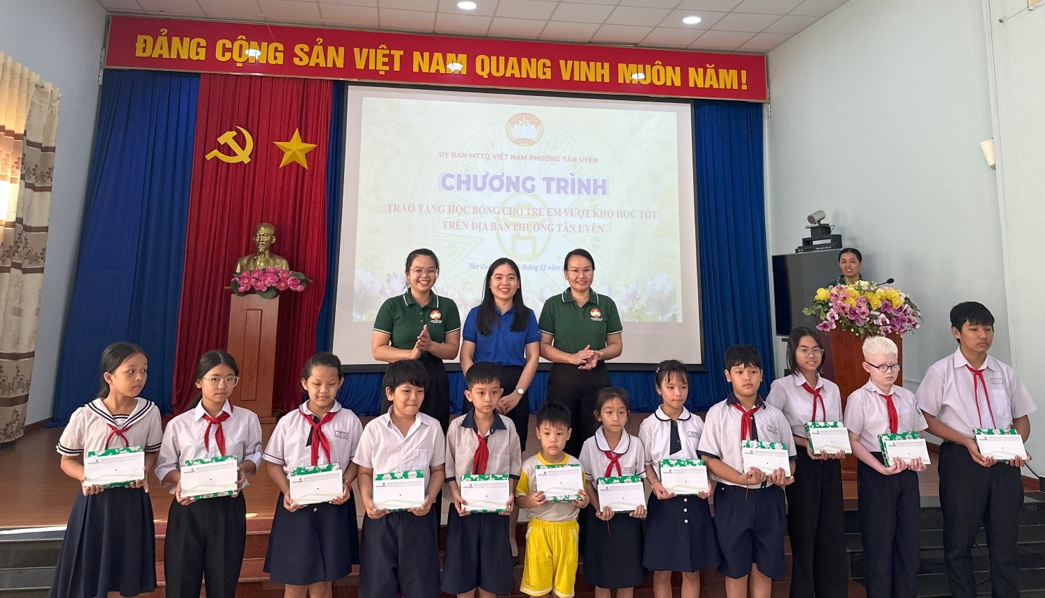 Vietcombank hỗ trợ đồng bào vùng lũ Đắk Lắk và trao học bổng cho trẻ em khó khăn tại TP.HCM