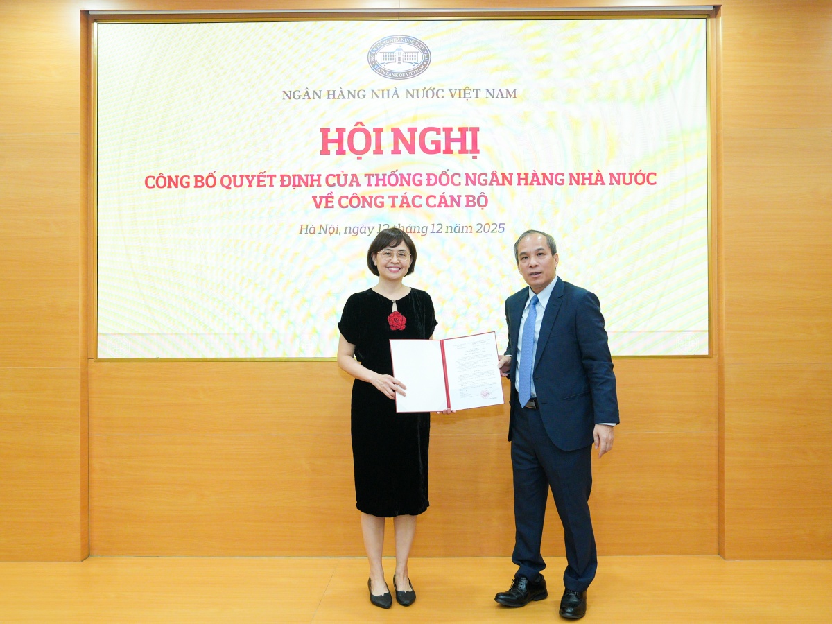 Phó Thống đốc Thường trực Đoàn Thái Sơn trao Quyết định bổ nhiệm cho bà Trần Thị Hòa