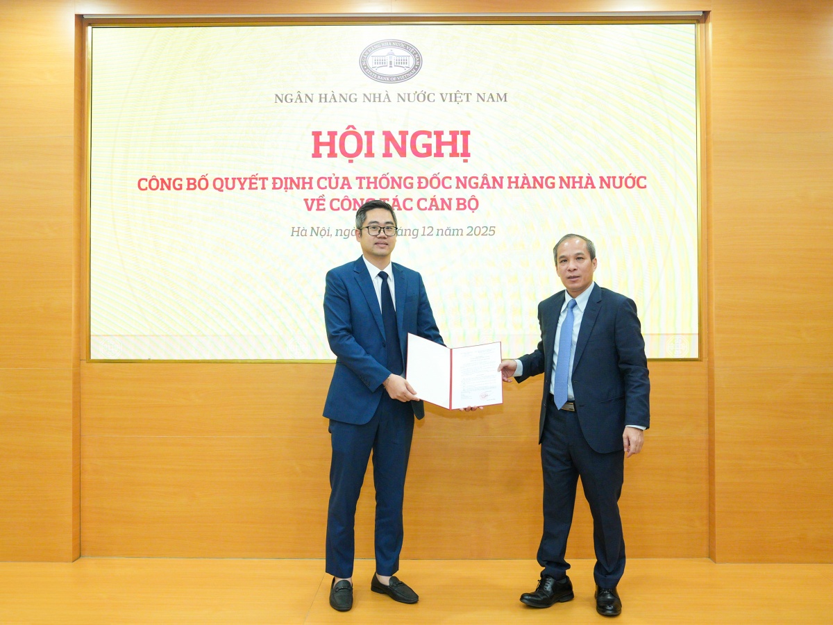 Phó Thống đốc Thường trực Đoàn Thái Sơn trao Quyết định bổ nhiệm cho ông Đỗ Hoàng Anh