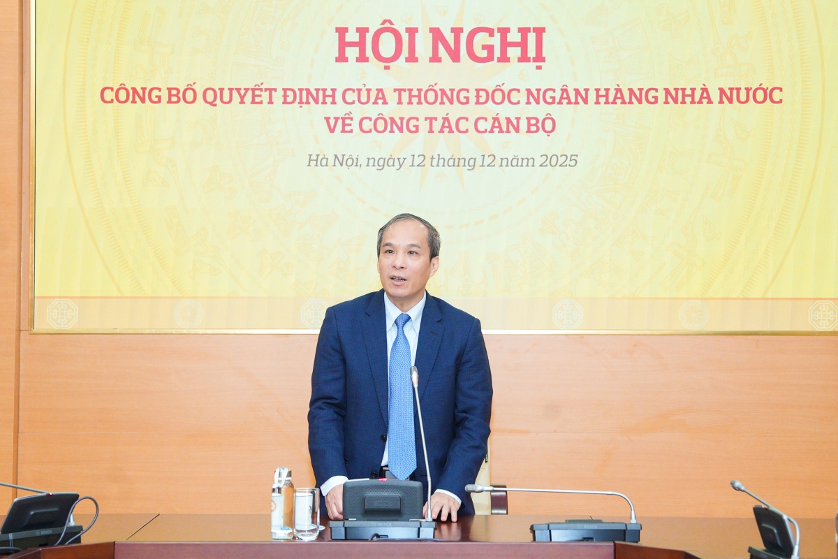 Phó Thống đốc Thường trực Đoàn Thái Sơn phát biểu giao nhiệm vụ cho hai tân Phó Cục trưởng Cục An toàn hệ thống các tổ chức tín dụng