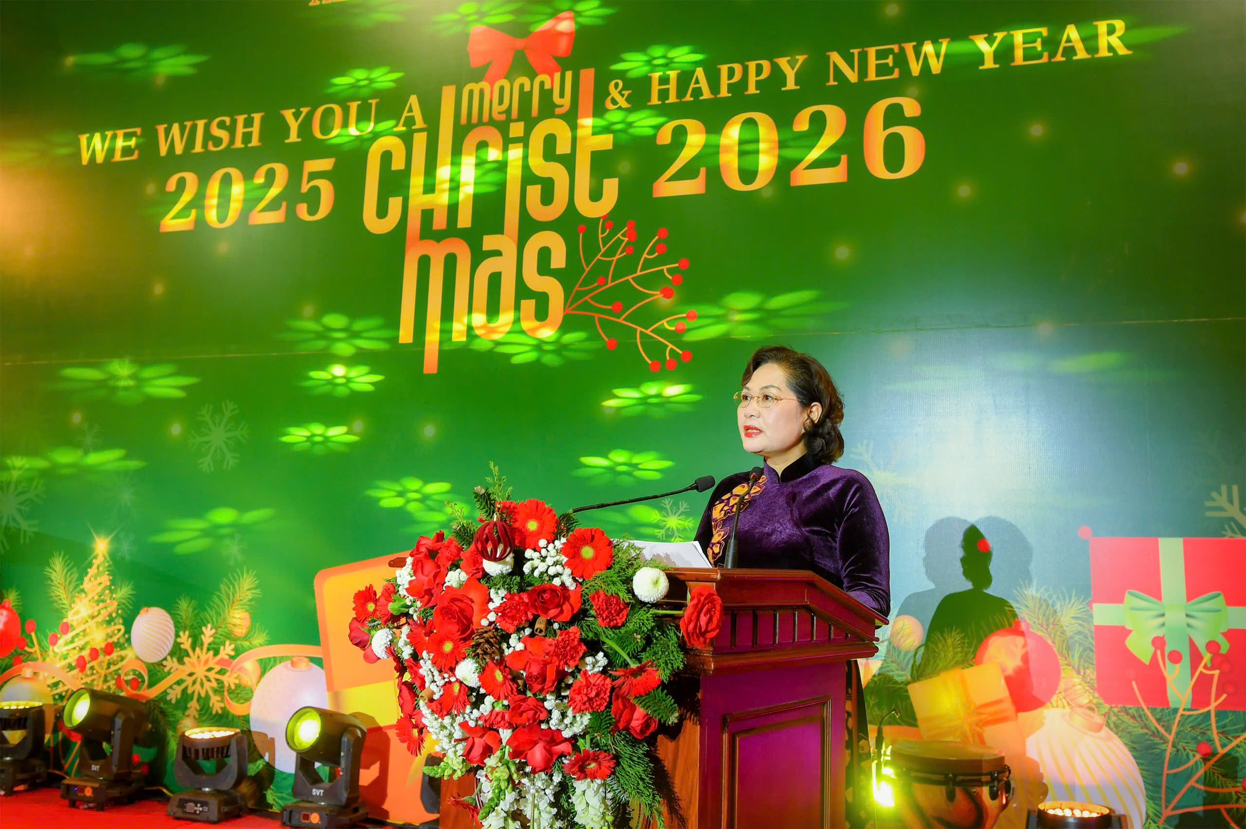 Thống đốc Nguyễn Thị Hồng phát biểu tại buổi gặp mặt