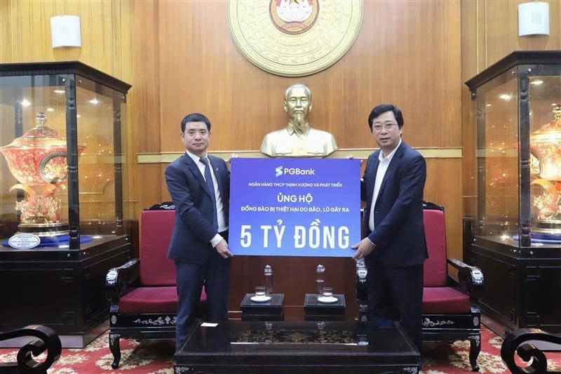 Ông Nguyễn Văn Hương - Thành viên HĐQT kiêm Tổng Giám đốc trao bảng tượng trưng 05 tỷ đồng ủng hộ của Ngân hàng đến đại diện UBMTTQVN