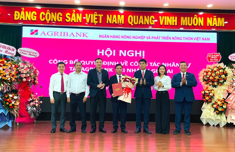 Các đại biểu tham dự hội nghị chúc mừng tân Giám đốc Agribank Chi nhánh Gia Lai. Ảnh: Hà Lê