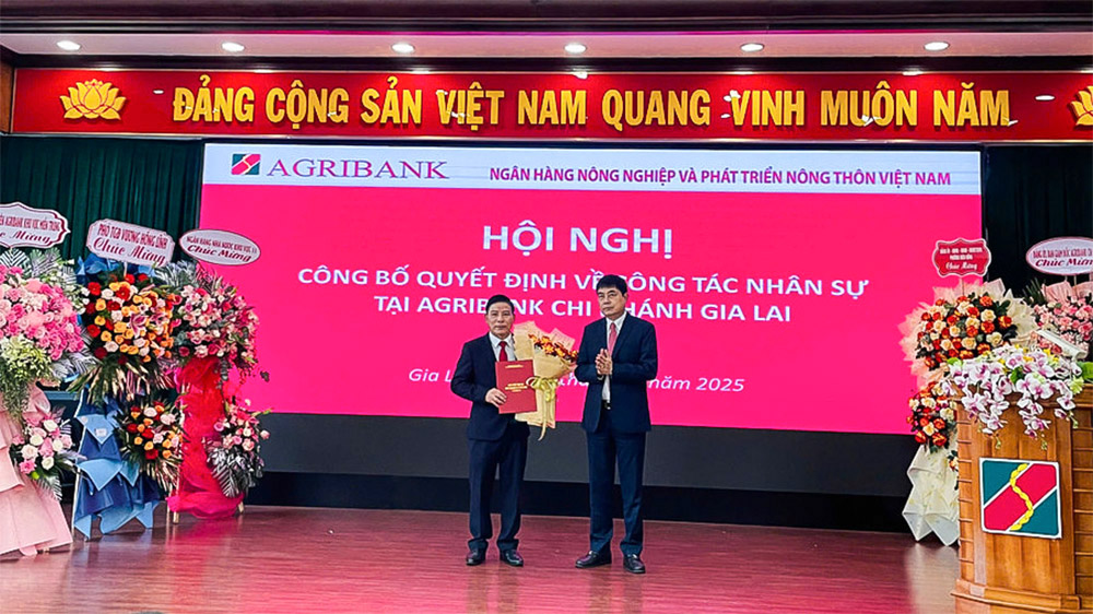 Ông Phan Ngọc Linh (bên trái) được bổ nhiệm giữ chức Giám đốc Agribank Chi nhánh Gia Lai. Ảnh: Hà Lê