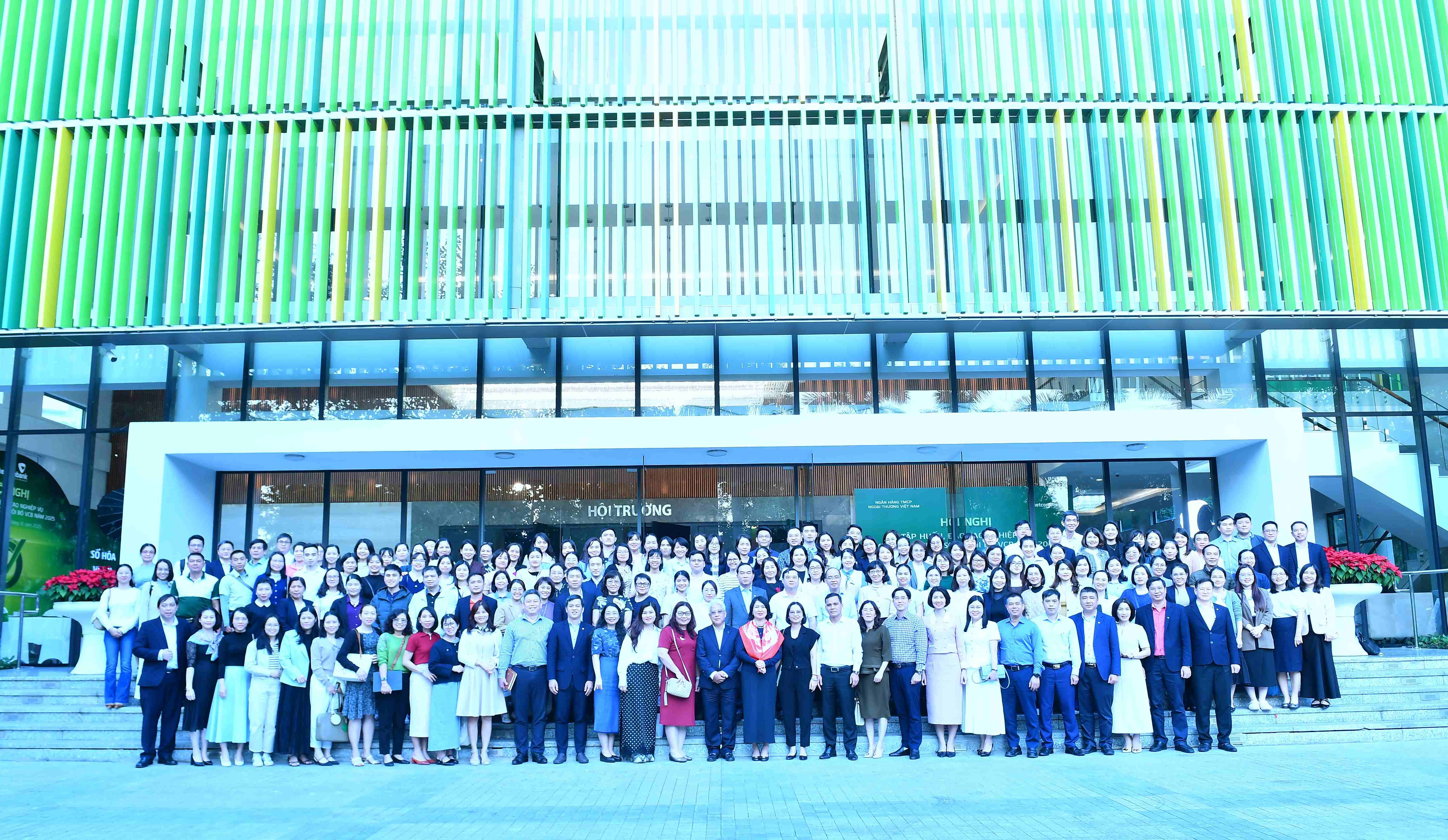 Ban lãnh đạo và các đại biểu cùng toàn bộ học viên chụp ảnh lưu niệm