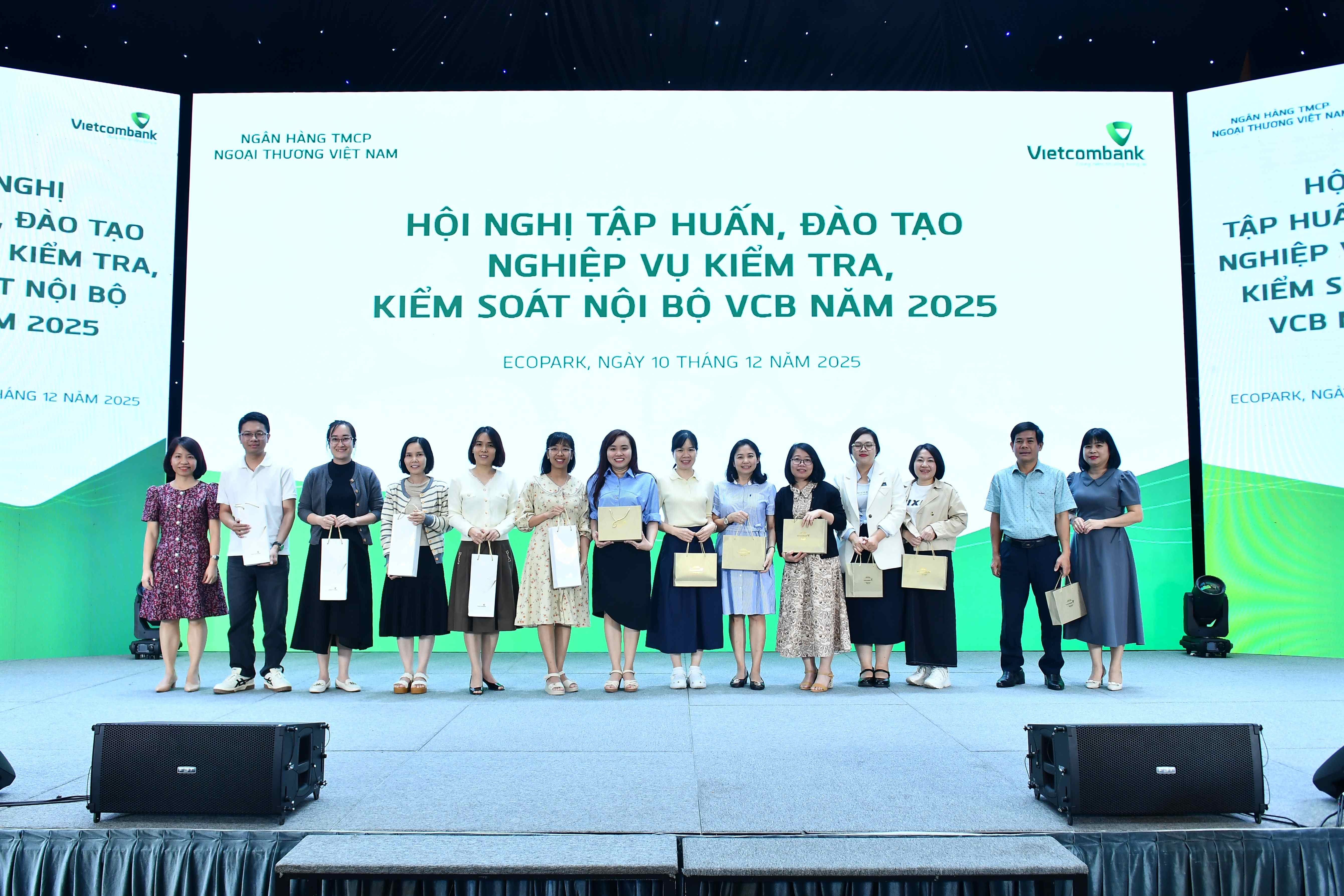 Bà Đặng Thị Vân Hà - Phó Trưởng Ban KTrNB (ngoài cùng bên trái) và bà Trần Thị Thu Cúc - Phó Trưởng Ban KTrNB (ngoài cùng bên phải) tặng quà cho các học viên đạt giải Ba