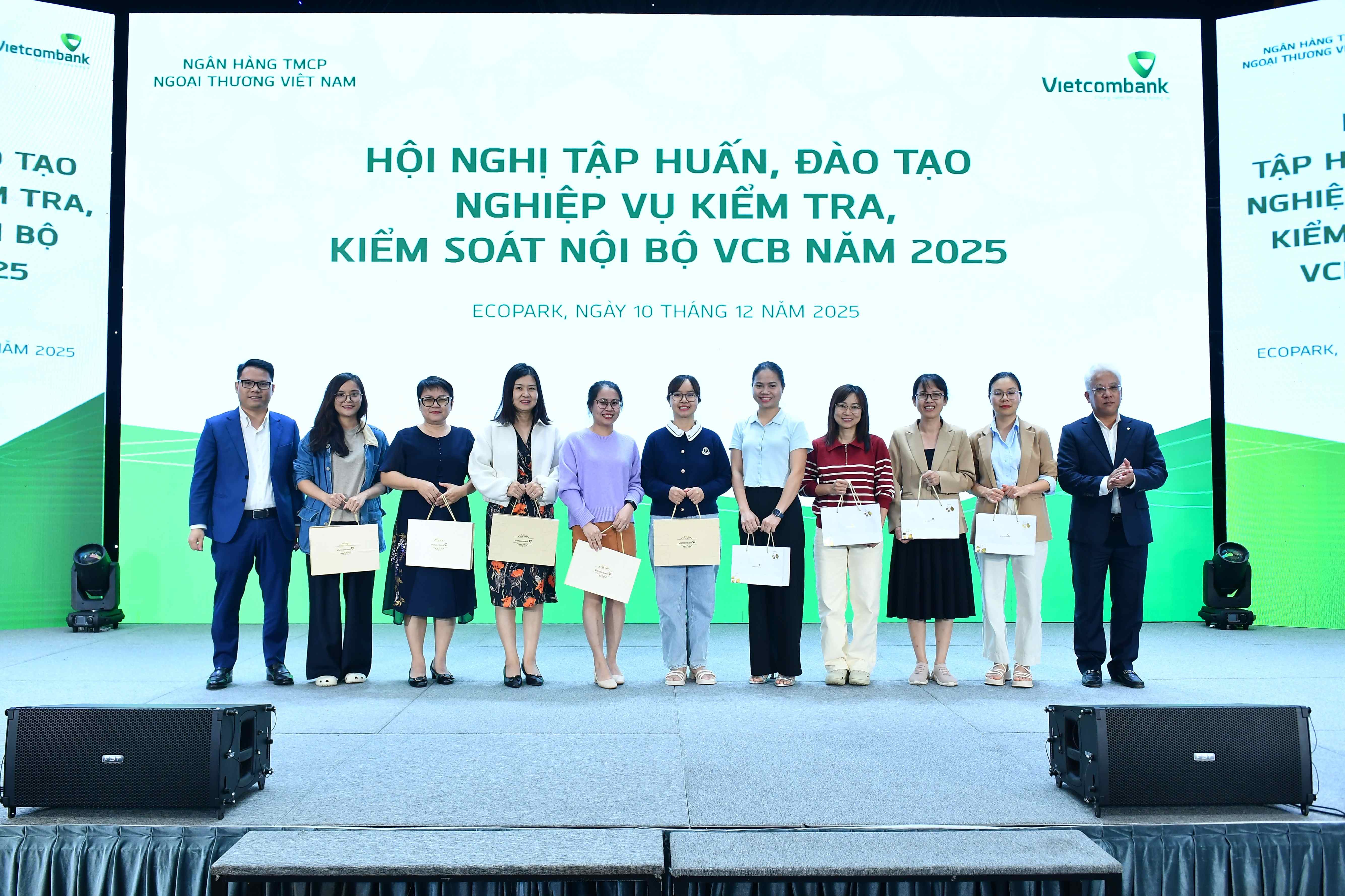 Ông Lê Trọng Dũng - Phó Trưởng Ban KTrNB (ngoài cùng bên trái) và ông Nguyễn Ngọc Ban - Giám đốc Trường Đào tạo và và phát triển nguồn nhân lực Vietcombank (ngoài cùng bên phải) tặng quà cho các học viên đạt giải Nhì