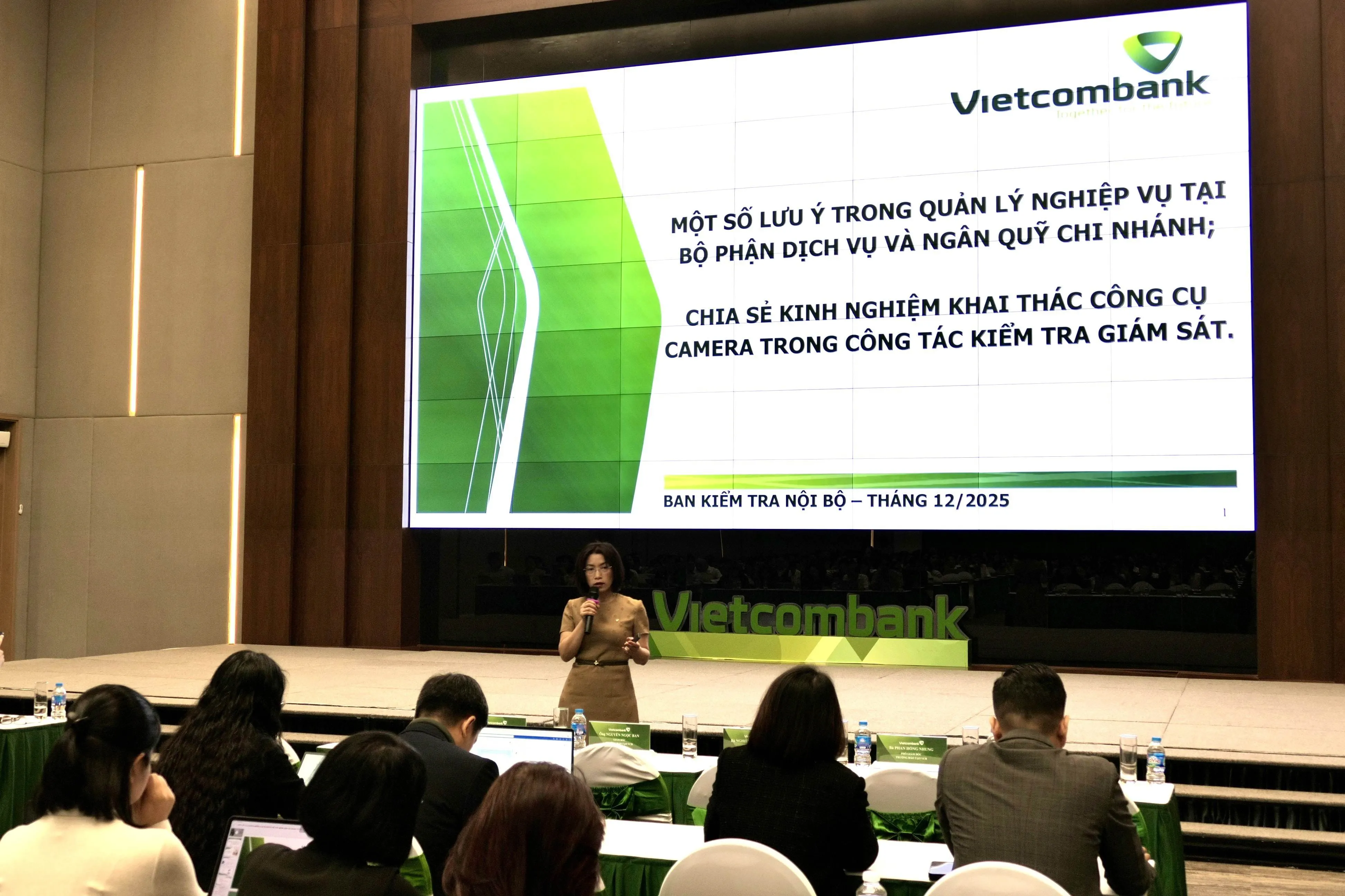 Bà Triệu Phương Mai - Phó Trưởng ban KTrNB trình bày bài giảng tại Hội nghị