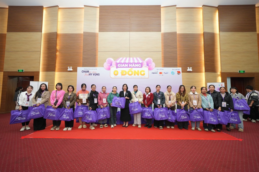 Ban Tổ chức trao quà tặng cho các chị em phụ nữ tham gia chương trình