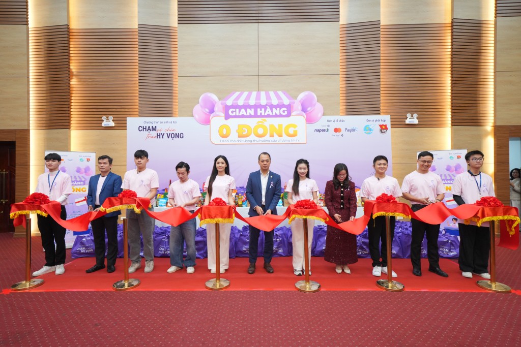 Ban tổ chức chương trình "Chạm sẻ chia, Trao hy vọng" cắt băng khai trương gian hàng 0 đồng