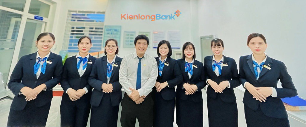Cán bộ nhân viên KienlongBank luôn chủ động cập nhật thông tin, nâng cao kiến thức nghiệp vụ, đề cao cảnh giác, góp phần bảo vệ tài sản và quyền lợi của khách hàng.