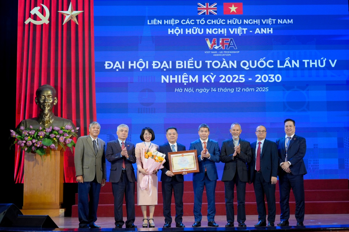 Đại diện Hội nhận khen thưởng tại Đại hội