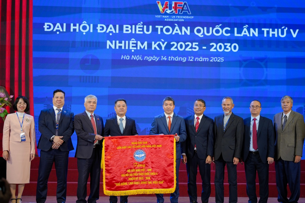 Chủ tịch Liên hiệp các tổ chức hữu nghị Việt Nam, thay mặt Đoàn Chủ tịch Liên hiệp các tổ chức hữu nghị Việt Nam, tặng Cờ lưu niệm cho Hội.