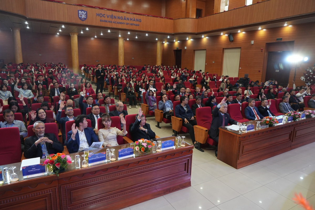 Các đại biểu biểu quyết tại Đại hội