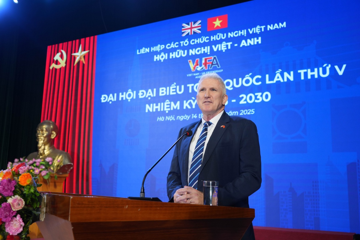 Ông James Shipton, Giám đốc Hội đồng Anh tại Việt Nam Thay mặt Đại sứ quán Anh đọc thư chúc mừng của Đại sứ Anh và phát biểu chúc mừng thành công của Đại hội, đồng thời nhấn mạnh tiềm năng hợp tác trong giáo dục, thương mại, công nghệ và giao lưu nhân dân giữa hai nước.