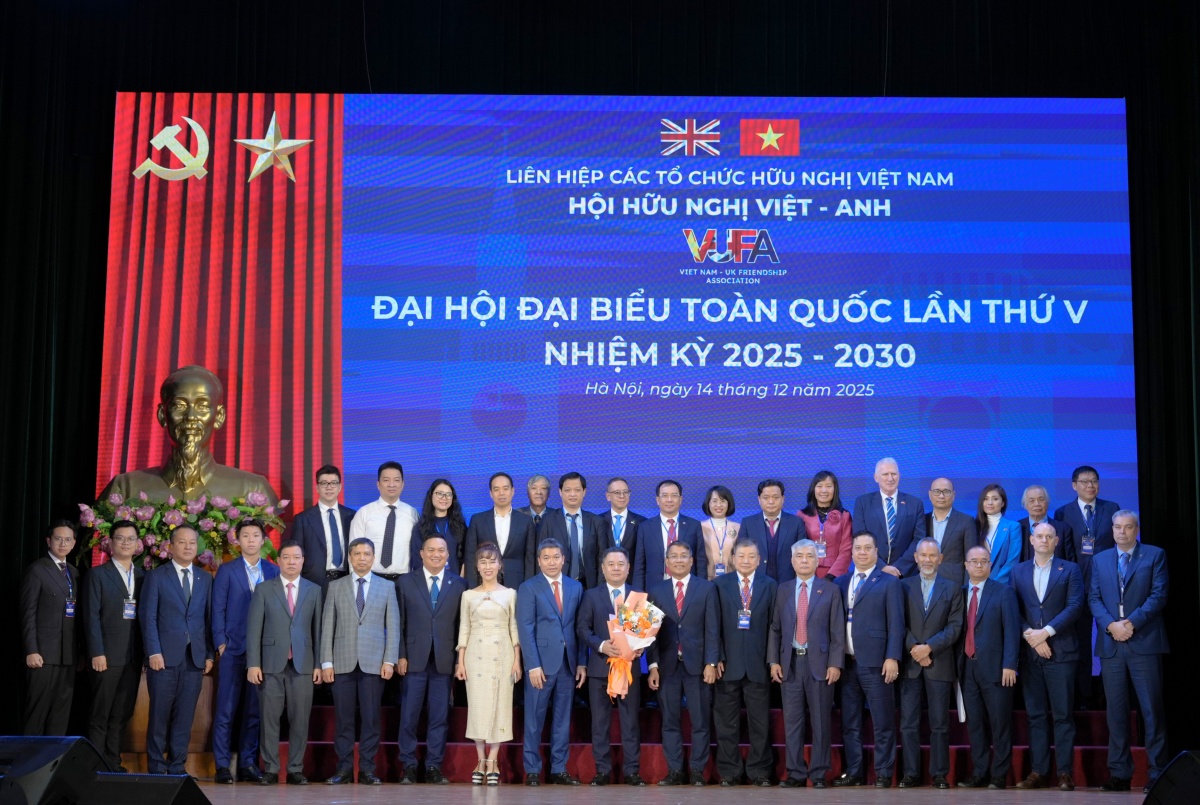 Tại phiên làm việc thứ hai, Ban Chấp hành khóa V ra mắt Đại hội. Đại diện Liên hiệp các tổ chức hữu nghị Việt Nam và Đại sứ quán Anh tặng hoa chúc mừng.