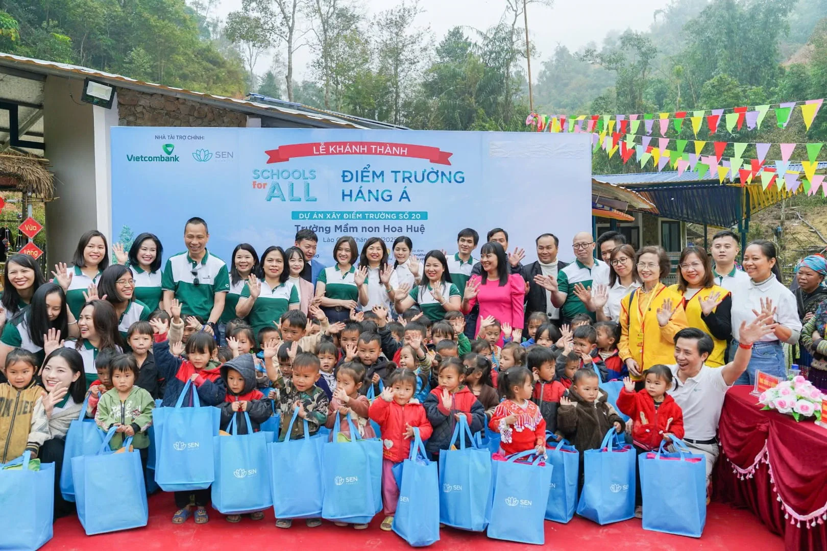 Các nhà tài trợ tặng quà cho 82 em nhỏ là học sinh điểm trường Háng Á