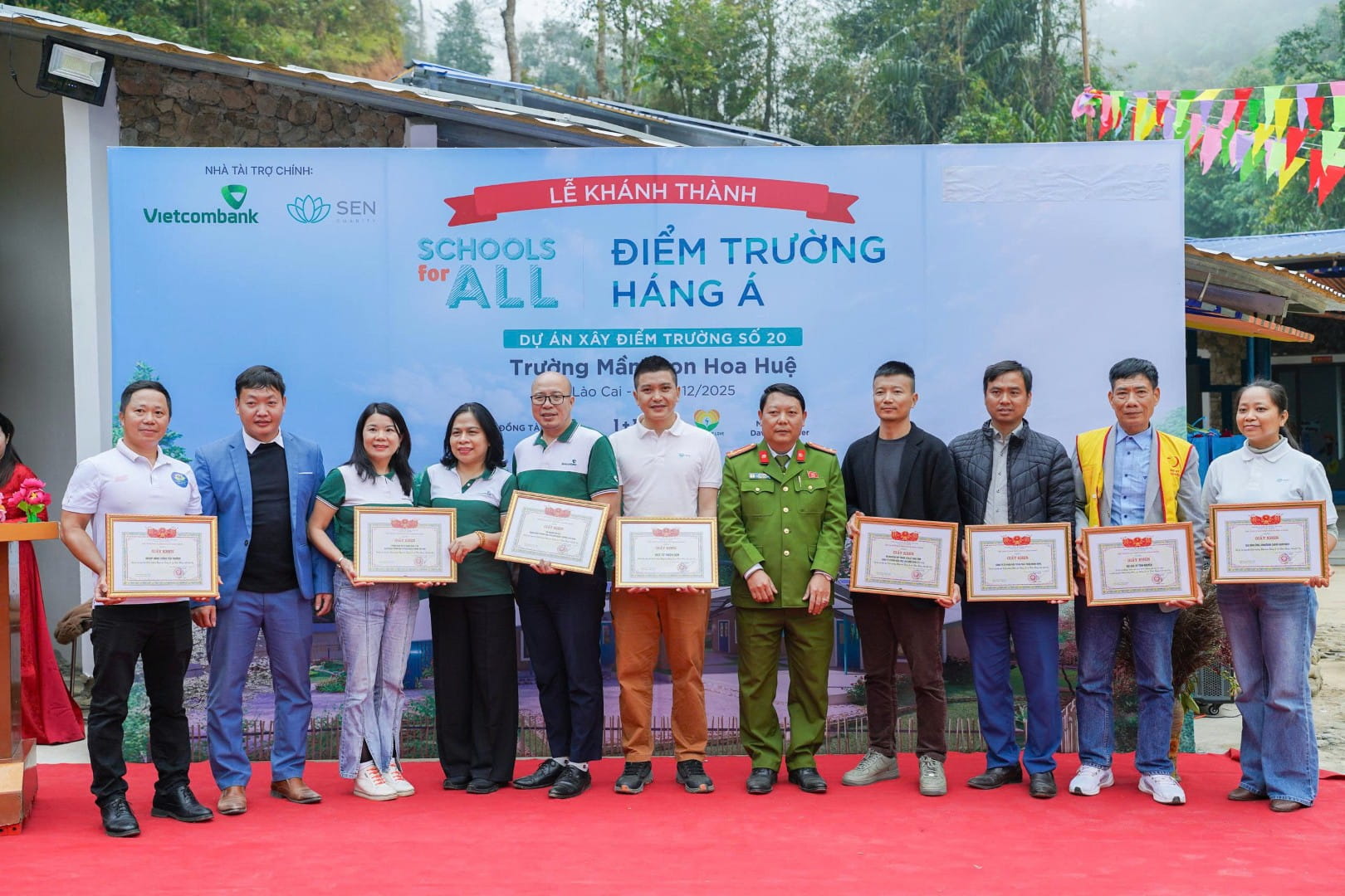 Các đơn vị tài trợ nhận thư cảm ơn của các đồng chí lãnh đạo xã và công an địa phương