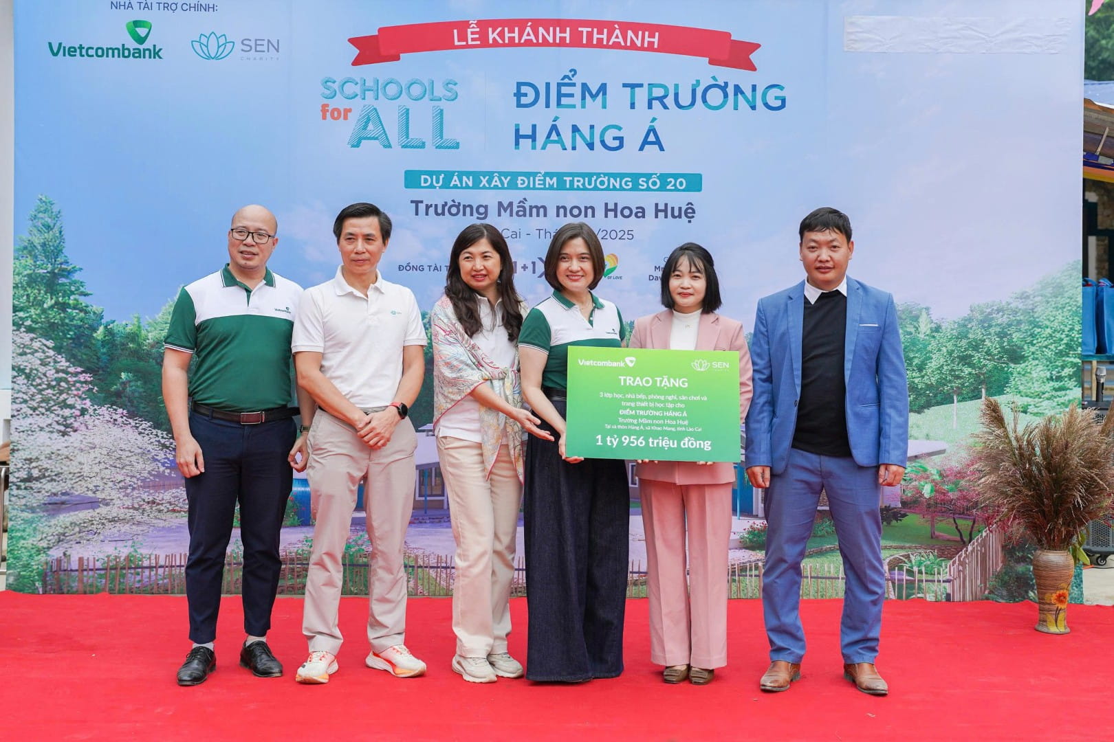 Bà Phùng Nguyễn Hải Yến Phó TGĐ, Chủ tịch Công đoàn TSC Vietcombank (thứ 3 từ phải sang) cùng các nhà tài trợ trao tặng biển công trình điểm trường Háng Á